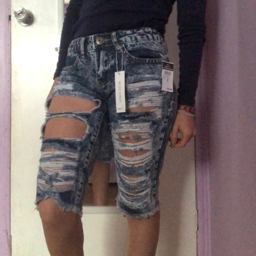 Destroyed mid rise Bermuda short